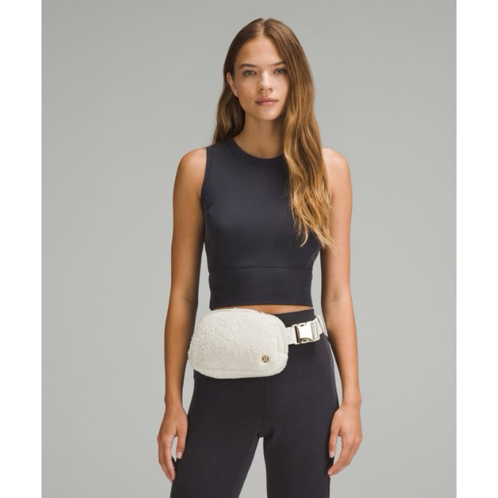 NWT Lululemon Everywhere Belt Bag Fleece Fleece White/gold